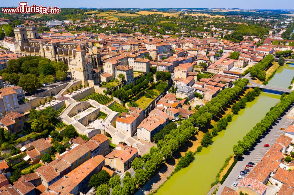 Immagine La città di Auch vista dall'alto, Francia, con la cattedrale di Santa Maria.