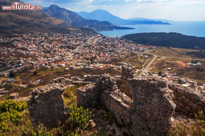 Immagine La città di Bar vista dall'alto di una collina con le rovine, Montenegro - © MaleWitch / Shutterstock.com