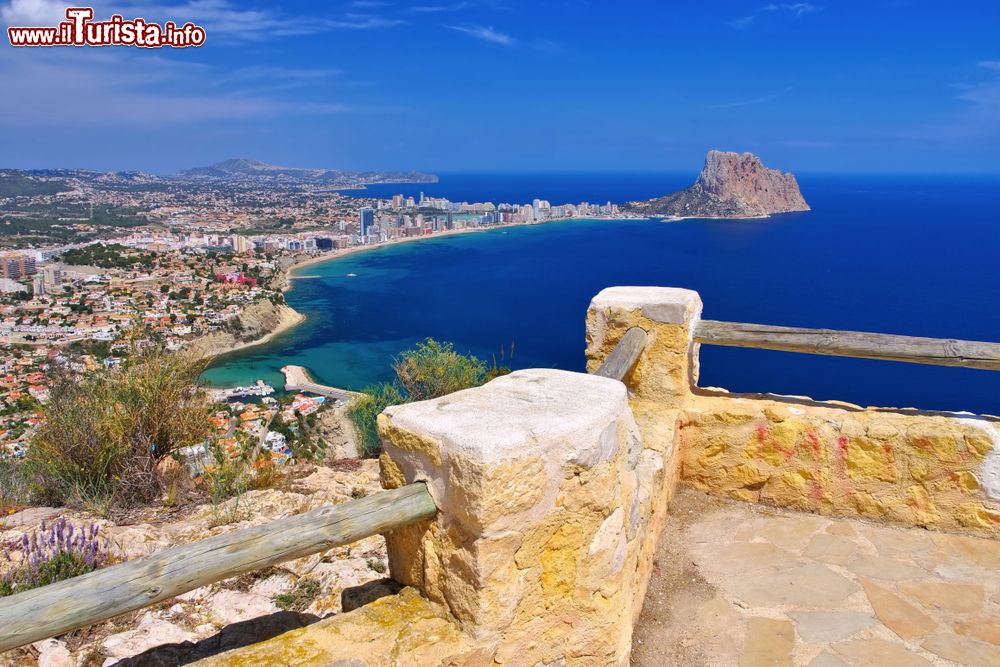 Immagine La città di Calpe e il Penon de Ifach, provincia di Alicante, Spagna. A partire dalla seconda metà del XX° secolo, questa località ha sviluppato una forte vocazione turistica.
