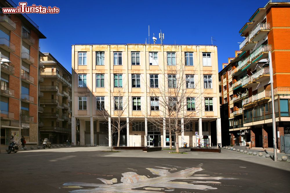 Immagine La città di Caserta con i suoi palazzi affacciati su una piazza del centro, Campania.