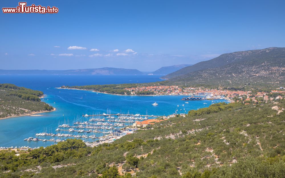 Immagine La città di Cres (Croazia) vista dall'alto. Cres è la capitale storica dell'omonima isola anche se in antichità questo ruolo era rivestito dalla città di Ossero.