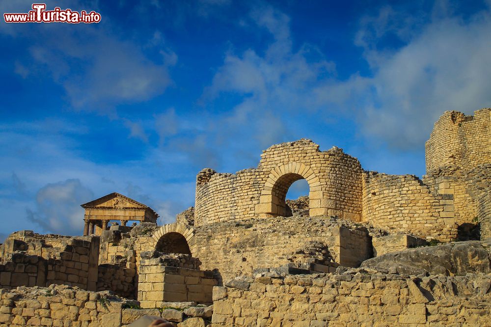 Immagine La città di Dougga in Tunisia. La buona costruzione degli edifici permette di fare una passeggiata virtuale in quest'antica località tunisina.