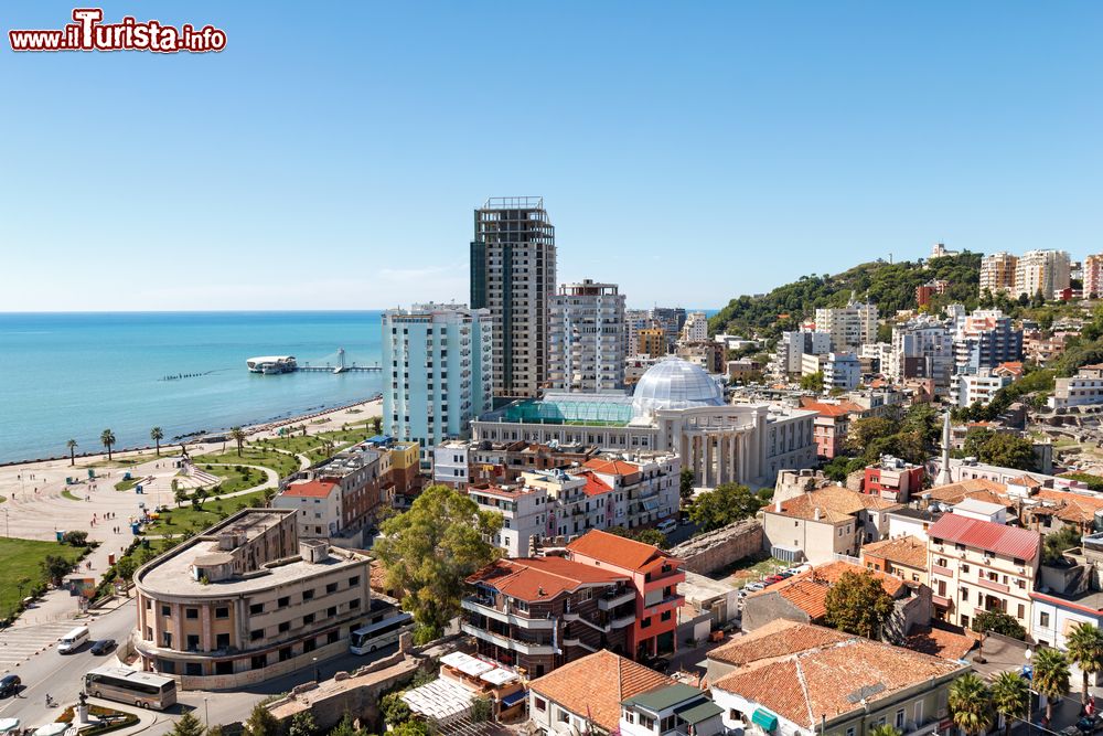 Immagine La città di Durazzo vista dall'alto, Albania. Dopo la capitale Tirana, è la località più importante del paese.