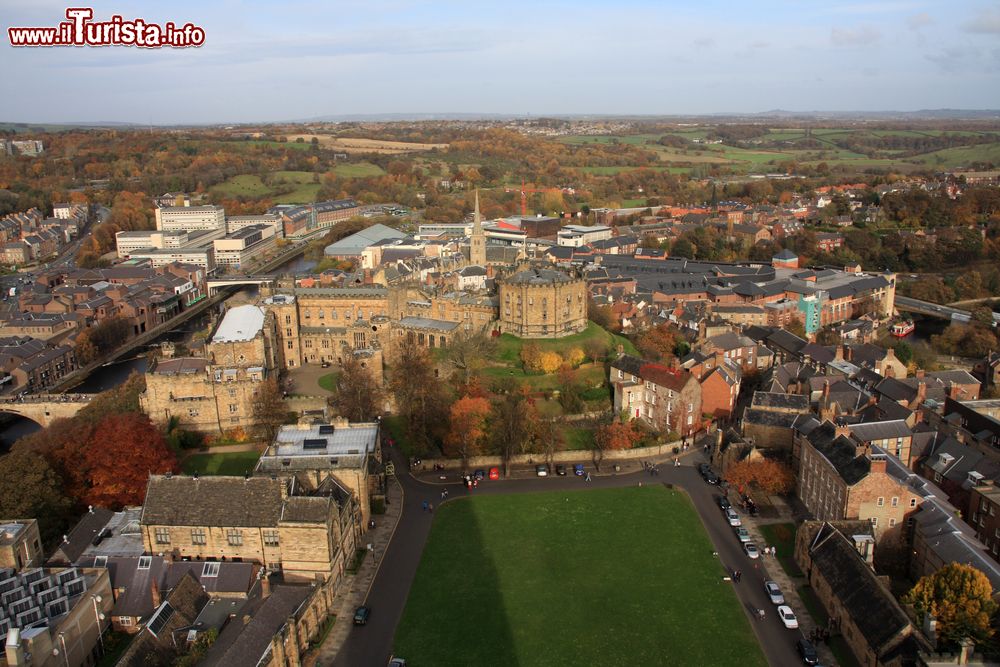 Immagine La città di Durham dalla cima delle torre della cattedrale normanna, Inghilterra.