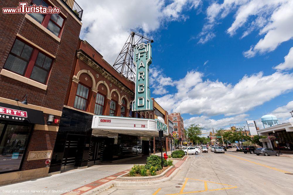 Immagine La città di Fargo con il teatro locale in una giornata di sole, Nord Dakota, Stati Uniti - © David Harmantas / Shutterstock.com