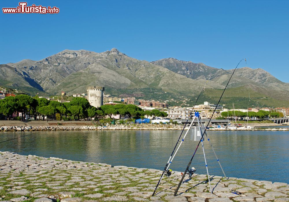 Immagine La città di Formia (provincia di Latina) vista dal porto, Lazio.