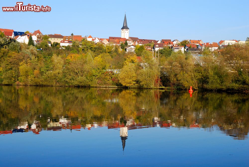 Immagine La città di Freiberg riflessa nelle acque del fiume Neckar, sud ovest della Germania. E' un affluente della riva destra del Reno con cui si unisce a Mannheim.