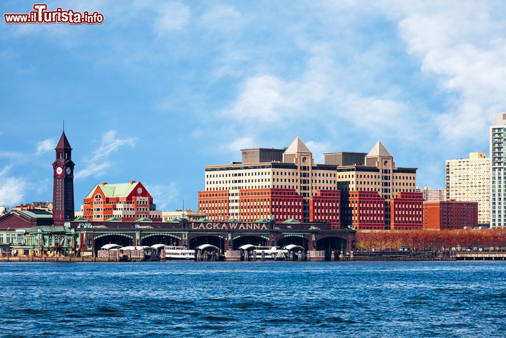 Immagine La città di Hoboken, New Jersey (USA), fotografata dal fiume Hudson in una giornata di sole.