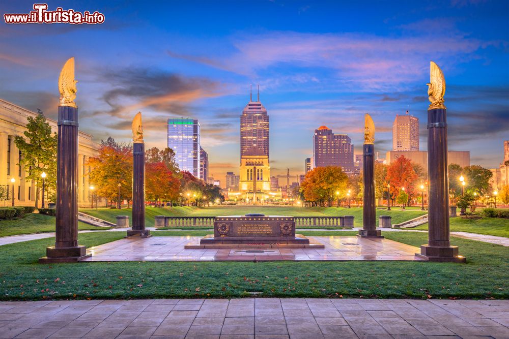 Immagine La città di Indianapolis, stato dell'Indiana (USA). Skyline by night con monumenti e palazzi.