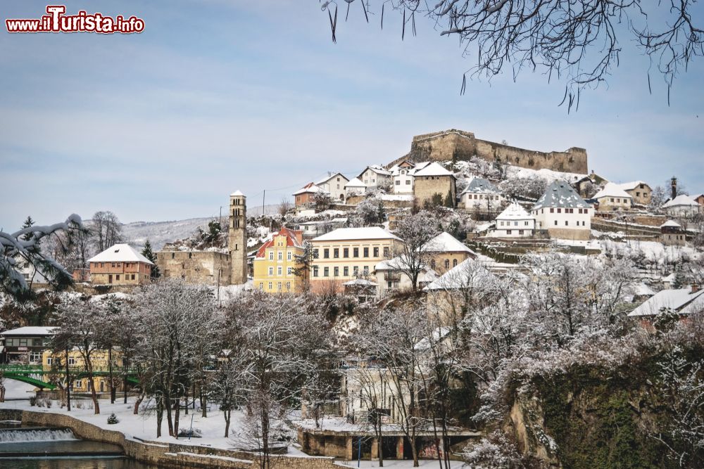 Immagine La città di Jajce con la neve in inverno, Bosnia e Erzegovina.