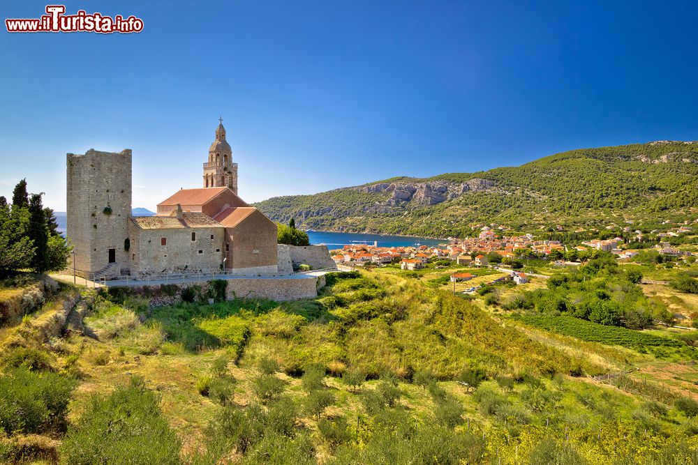 Immagine La città di Komiza, isola di Vis, con la chiesa in primo piano.