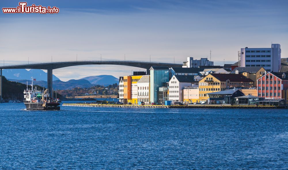 Immagine La città di Kristiansund con uno scorcio del ponte sulla costa norvegese. Qui inizia la celebre Atlantic Road, uno dei più bei percorsi al mondo.