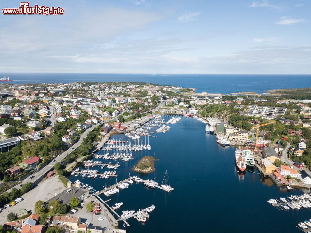 Immagine La città di Kristiansund, Norvegia, fotografata dall'alto. E' una delle città più caratteristiche della Norvegia con le sue case colorate intorno al porto: si estende su quattro isole, caratteristica che la rende una base ideale per esplorare alcuni dei numerosi villaggi di pescatori della zona.