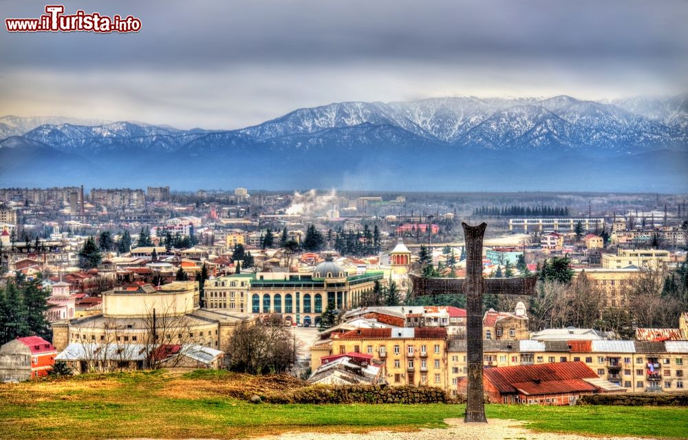 Immagine La città di Kutaisi vista dalla cattedrale di Bagrati, Georgia. Ricca di strade alberate e di parchi nel centro, Kutaisi è circondata da foreste caducifoglie  con a sud  estensioni di paesaggi agresti.