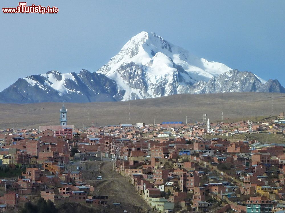Immagine La città di La Paz vista dalle alture di El Alto, Bolivia. Con i suoi 3650 metri sul livello del mare, La Paz vanta il titolo di capitale più alta del mondo.