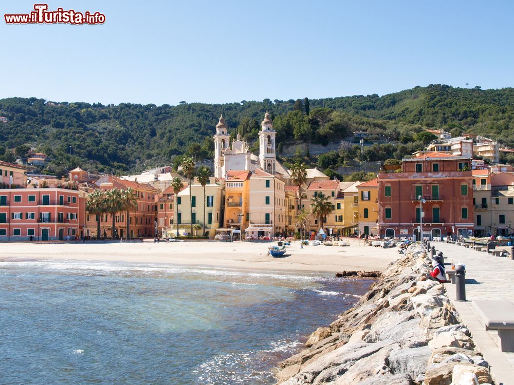 Immagine La città di Laigueglia vista dal mare con le sue abitazioni color pastello, Liguria.