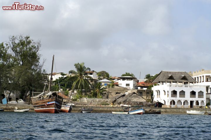 Immagine La città di Lamu, in Kenya - la città di Lamu, capoluogo dell'omonima isola, ha origini molto antiche, che risalgono al XIV secolo da un insediamento swahili. L'isola venne poi esplorata e colonizzata a più riprese nel corso dei secoli e in particolare l'influsso che ha lasciato il segno più profondo è quello del sultanato dell'Oman, le cui tracce sono ancora visibili negli edifici della città vecchia. - © Byelikova Oksana / Shutterstock.com