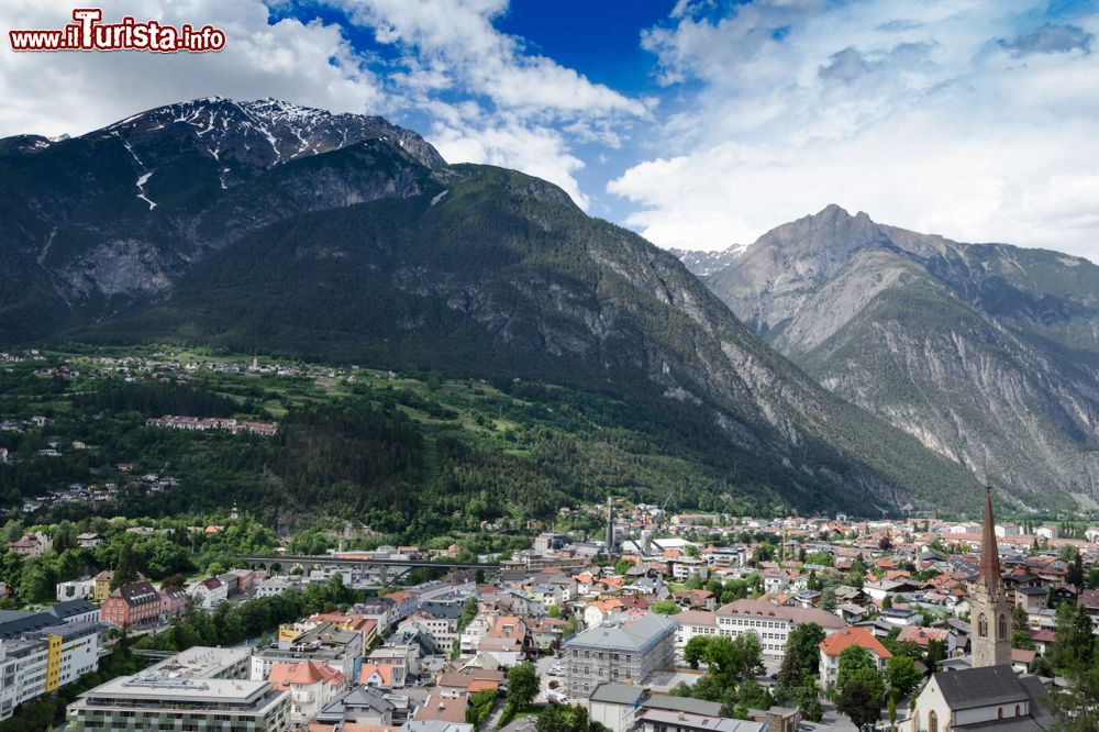 Immagine La città di Landeck vista dall'alto, Tirolo (Austria). Questa località è conosciuta dagli escursionisti per essere anche parte del Cammino di Santiago. Da qui passa infatti il sentiero Europeo E5.