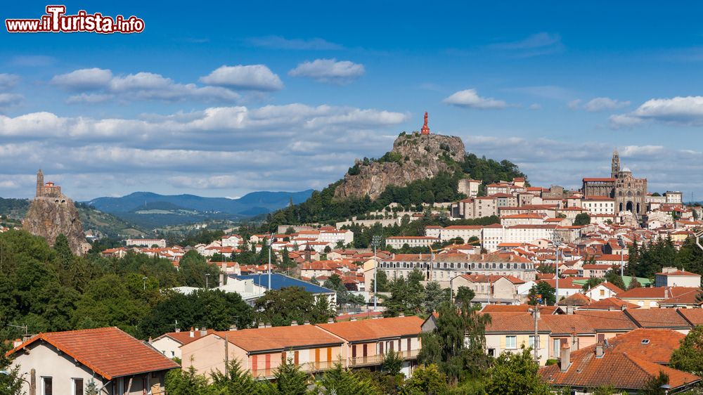 Immagine La città di Le Puy-en-Velay (Francia): sullo sfondo la cappella di Saint Michel d'Aiguilhe.