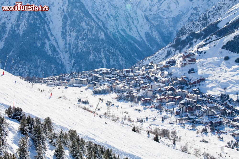 Immagine La città di Les Deux Alpes fotografata dalle piste da sci. Siamo sulle Alpi francesi