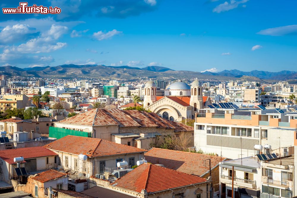 Immagine La città di Limassol, Cipro, vista dall'alto. Sole, mare, musei e vestigia archeologiche assieme a un'atmosfera mediterranea sono il biglietto da visita di questa bella cittadina dell'isola.