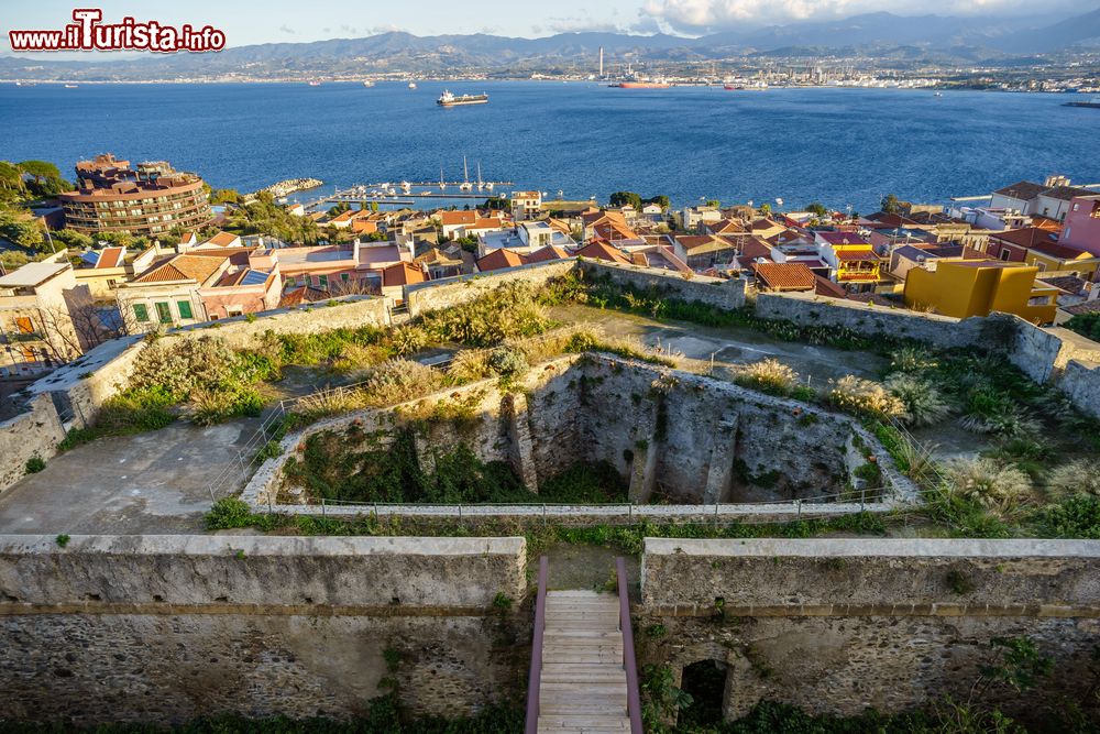 Immagine La città di Milazzo e la costa in provincia di Messina dall'alto del castello, Sicilia. Questa graziosa cittadina è racchiusa fra due golfi, quello di Milazzo a est e quello di Patti a ovest.