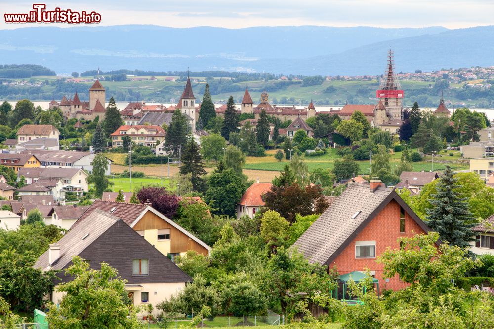 Immagine La città di Murten con il castello, Svizzera. A volere la costruzione di questo palazzo fu nel 1255 il conte Pietro II° di Savoia. Nel corso della sua storia è stato dimora di famiglie importanti, ospedale, carcere e caserma.