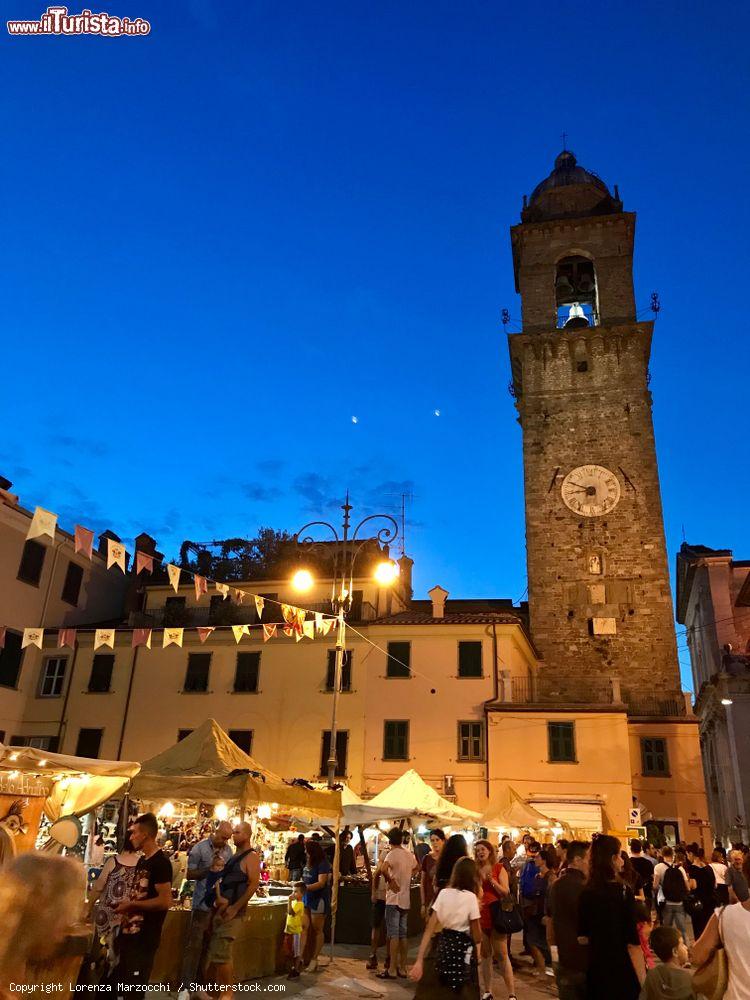 Immagine La città di Pontremoli by night, Toscana, fotografata durante il festival medievale annuale - © Lorenza Marzocchi / Shutterstock.com