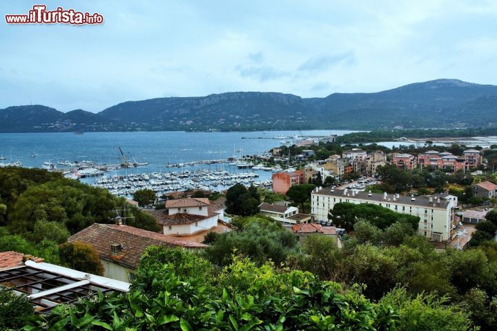 Immagine La città di Porto-Vecchio affacciata sul mare, Corsica. Di origine genovese, Porto-Vecchio è la terza cittadina della Corsica dopo Bastia e Ajaccio. La sua costruzione è stata voluta dalla Repubblica di Genova nel 1539 e negli anni successivi la cittadella è stata più volte ricostruita.