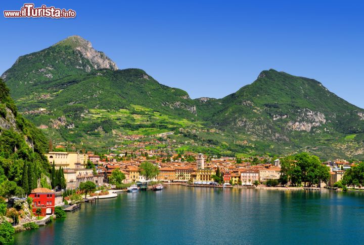 Immagine La città di Riva del Garda affacciata sul lago di Garda, Trentino Alto Adige. E' considerato un piccolo gioiello artistico e culturale che vale la pena visitare con calma e attenzione - © 106007387 / Shutterstock.com