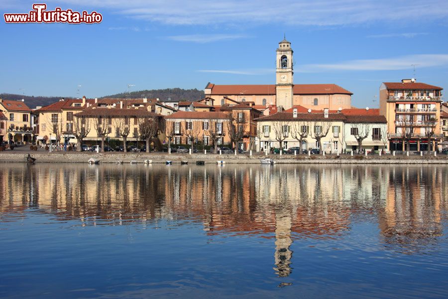 La città di Sesto Calende sul fiume Ticino Foto Sesto Calende