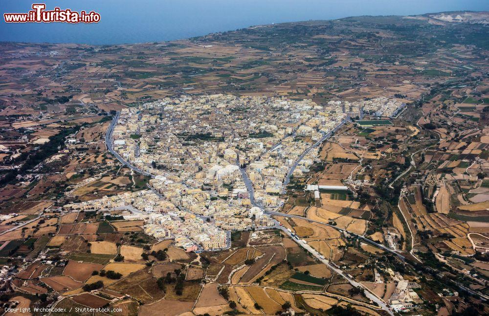 Immagine La città di Siggiewi vista dall'alto, sud di Malta. E' chiamata anche Città Ferdinand: nonostante fosse già stata fondata nel XIV° secolo, il Gran Maestro Ferdinando Von Hompesch le attribuì il proprio nome nel 1797 - © ArchonCodex / Shutterstock.com