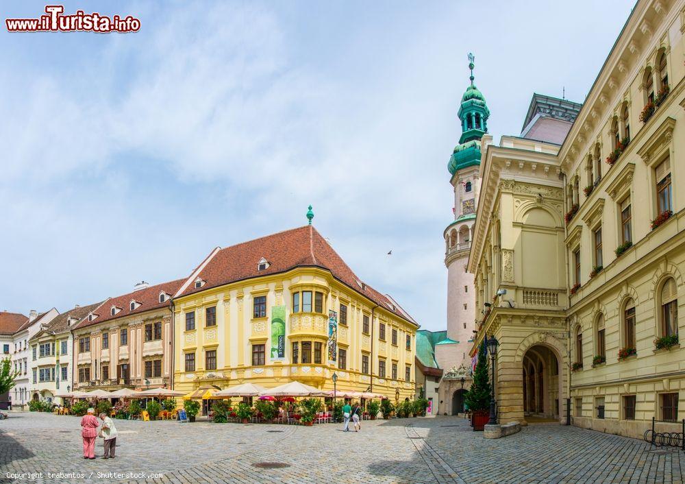 Immagine La città di Sopron con la Torre di Fuoco e il Municipio, Ungheria. Il Palazzo Municipale è stato costruito nel 1896 in occasione dei mille anni di storia dell'Ungheria - © trabantos / Shutterstock.com