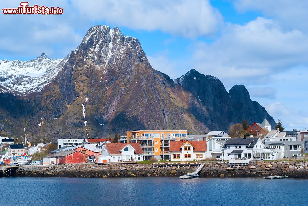 Immagine La città di Svolvaer con le cime delle montagne innevate, Norvegia. 