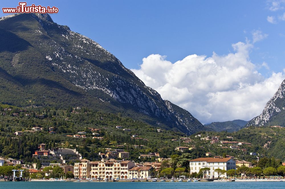 Immagine La città di Toscolano-Maderno e il  profilo del Monte Pizzocolo sul Lago di Garda