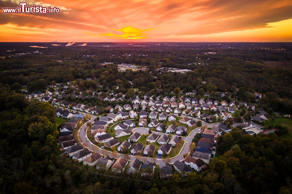 Immagine La città di Trenton vista dall'alto con il tramonto sullo sfondo, New Jersey (USA).