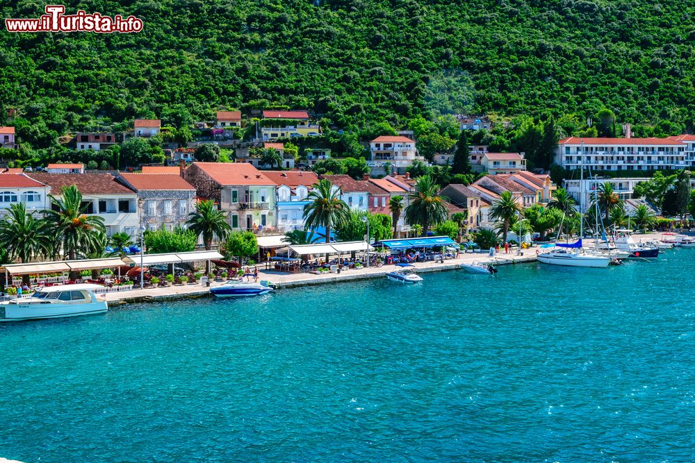 Immagine La città di Trpanj vista dal traghetto, Croazia. Il villaggio conta poco più di 800 abitanti.