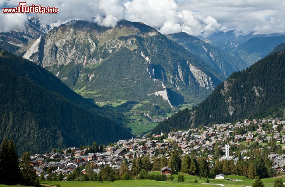 Immagine La città di Verbier in una giornata soleggiata, Svizzera. Sullo sfondo le imponenti Alpi svizzere.