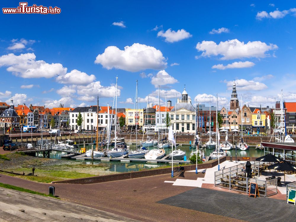 Immagine La città di Vlissingen (Olanda) con il porto e le antiche case in una bella giornata di sole.