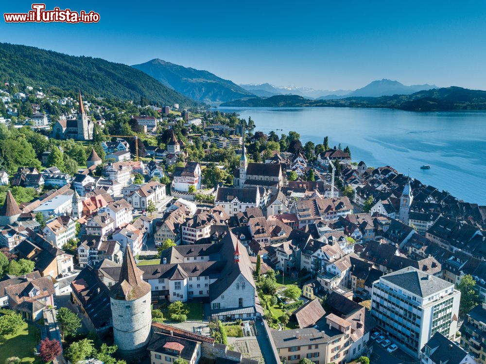 Immagine La città di Zugo fotografata dall'aereo, Svizzera. Si adagia sull'omonimo lago ed è sovrastata dall'imponente monte Zugerberg che s'innalza per 1039 metri.