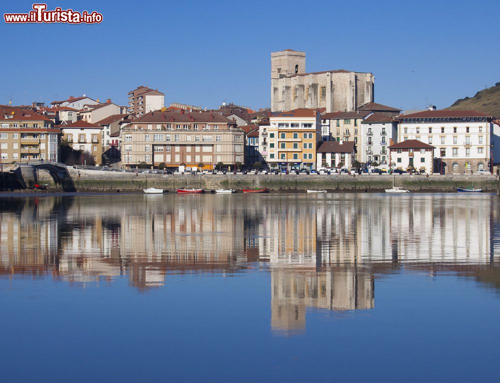 Immagine La città di Zumaia riflessa nelle acque del Mar Cantabrico, Paesi Baschi, Spagna. Le sue origini sono legate a quelle dell'antico eremo di San Telmo.