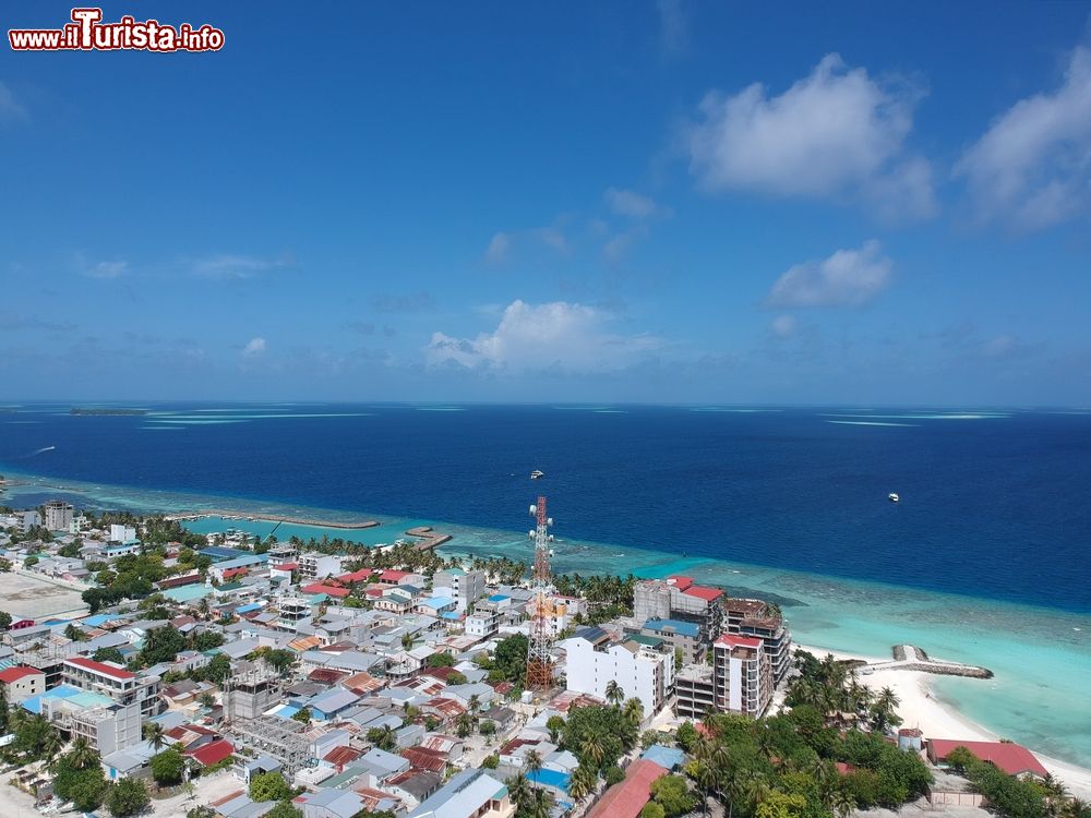 Immagine La città e la costa occidentale di Maafushi alle Maldive