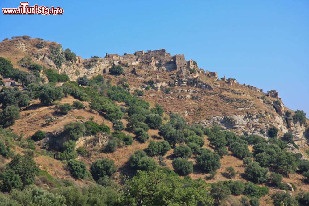 Immagine La città fantasma di Brancaleone in Calabria