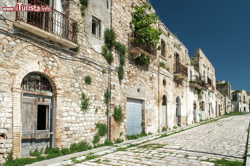 Immagine La città italiana di Craco in provincia di Matera, Basilicata. Una delle tipiche vie in ciottoli che si incontrano passeggiando lungo il borgo fantasma che ha stregato il cinema.