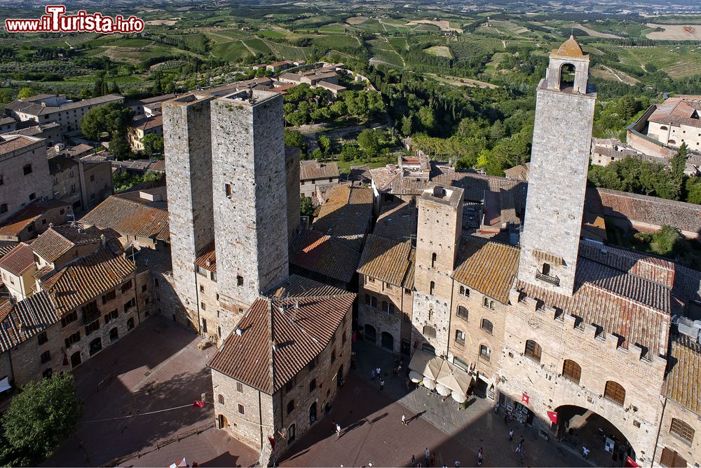 Immagine La città medievale di San Gimignano, Toscana, dall'alto. Nato in epoca etrusca, questo borgo si è sviluppato nel Medioevo.
