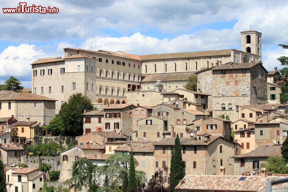 Immagine La città medievale di Todi, provincia di Perugia, Umbria. Venne fondata dagli umbri su un colle sulla sinistra del Tevere con il nome di Tutere che significava "città di confine" perchè situata a breve distanza dal territorio abitato dagli etruschi.