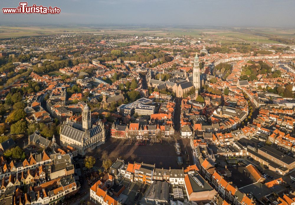 Immagine La città olandese di Middelburg vista dall'alto: questa località vanta ben 1200 edifici tutelati molti dei quali sapientemente restaurati.