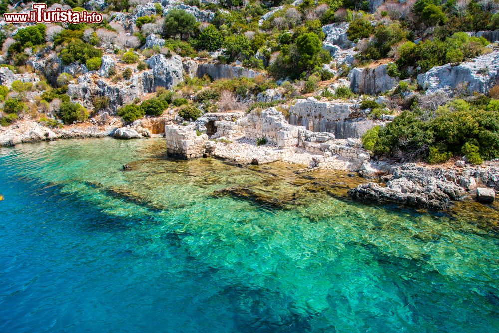 Immagine La città sommersa di Simena sull'isola di Kekova (Turchia): piccolo villaggio di pescatori e poi avamposto dei cavalieri di Rodi, questa cittadina si trova in parte sulla terraferma e in parte sommersa nelle acque.