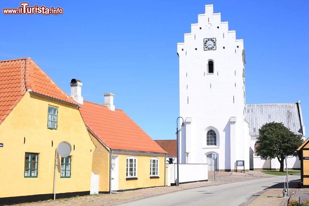 Immagine La città storica di Saeby nello Jutland, Danimarca. Alcune costruzioni civili e religiose nel centro della cittadina considerata una perla della Danimarca. 