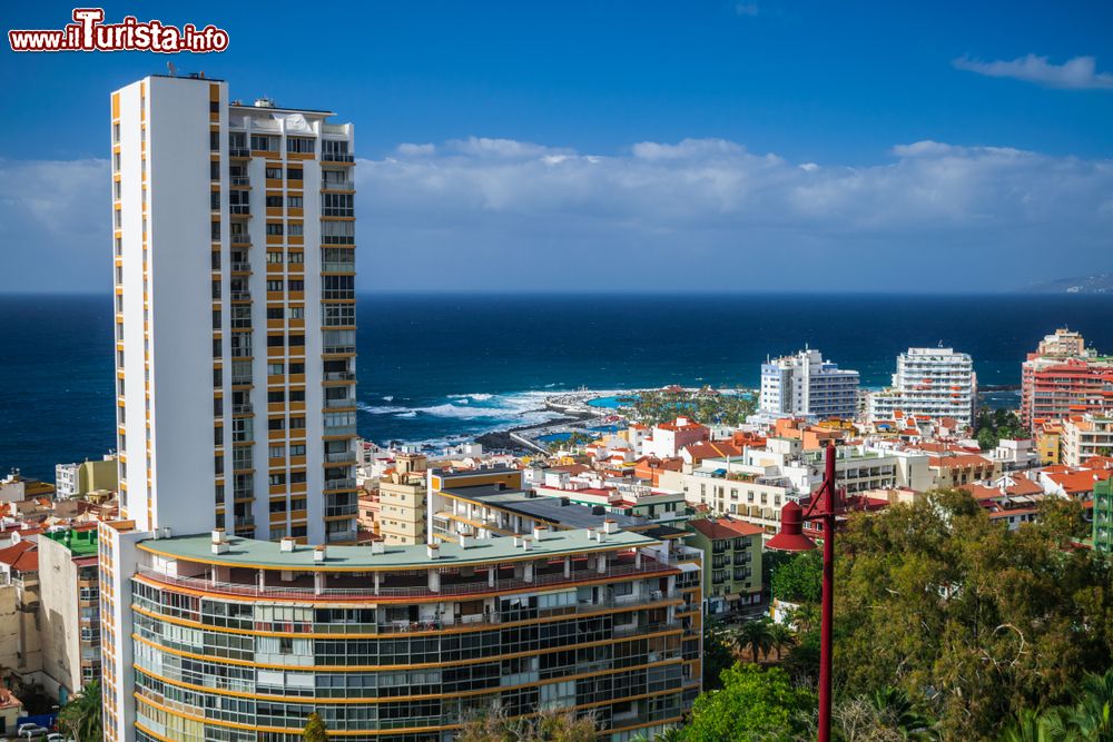 Immagine La città turistica di Puerto de la Cruz, Tenerife, Spagna. Questa graziosa località occupa la Valle de la Orotava con un impressionante paesaggio dominato dai 3718 metri del Teide.